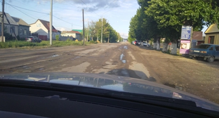 Кадр разбитых дорог в поселке "Красный Яр" в Волгоградской области. Фото: V1.ru. / https://v1.ru/text/transport/2026/07/01/76509075/