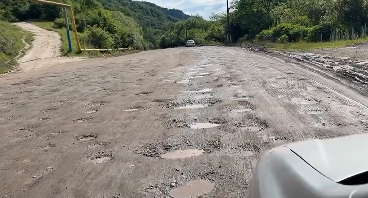 Дорога от села Лечинкай до Нижнего Чегема. Кадр из видео https://www.instagram.com/_07_kbr/reel/DaSnbMlAm-H (деятельность компании Meta (владеет Facebook, Instagram и WhatsApp) запрещена в России) Дорога от села Лечинкай до Нижнего Чегема. Кадр из видео https://www.instagram.com/_07_kbr/reel/DaSnbMlAm-H (деятельность компании Meta (владеет Facebook, Instagram и WhatsApp) запрещена в России)
