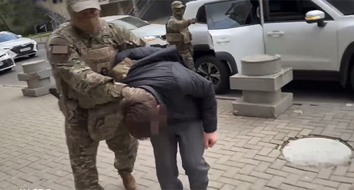 Задержанный житель Геленджика. Скриншот видео https://vkvideo.ru/video-212669065_456240514