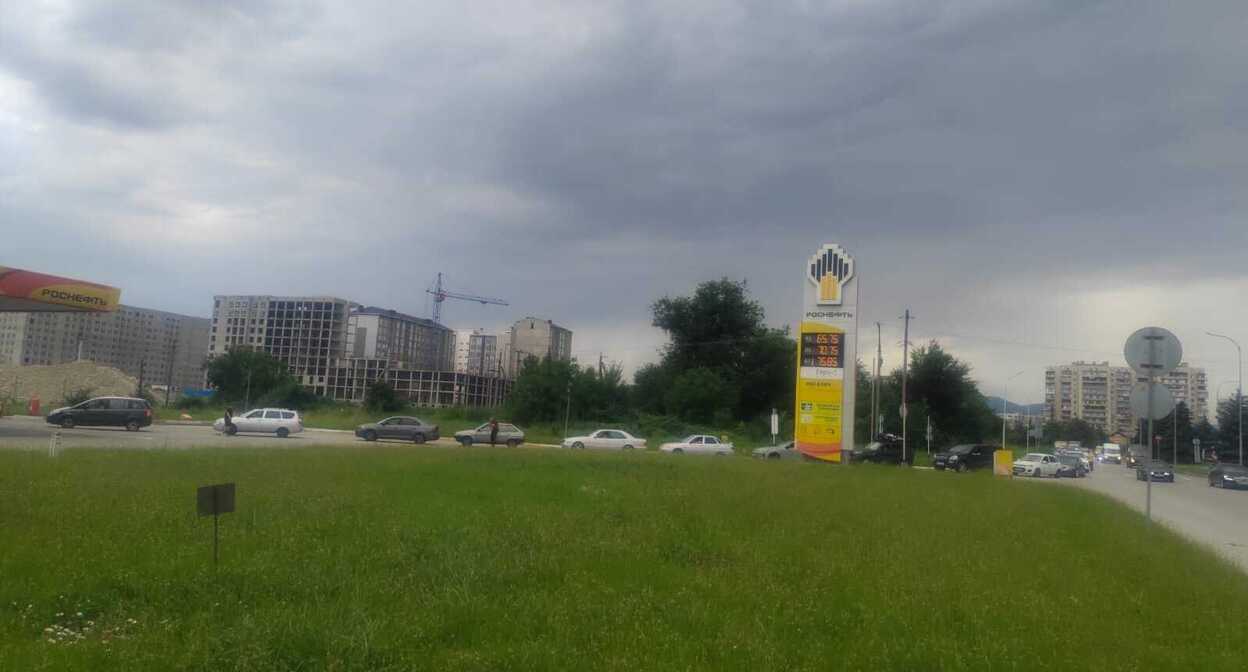 Очередь машин на АЗС "Роснефть" в Нальчике, 7 июля 2026 года. Фото корреспондента "Кавказского узла". Очередь машин на АЗС "Роснефть" в Нальчике, 7 июля 2026 года. Фото корреспондента "Кавказского узла".