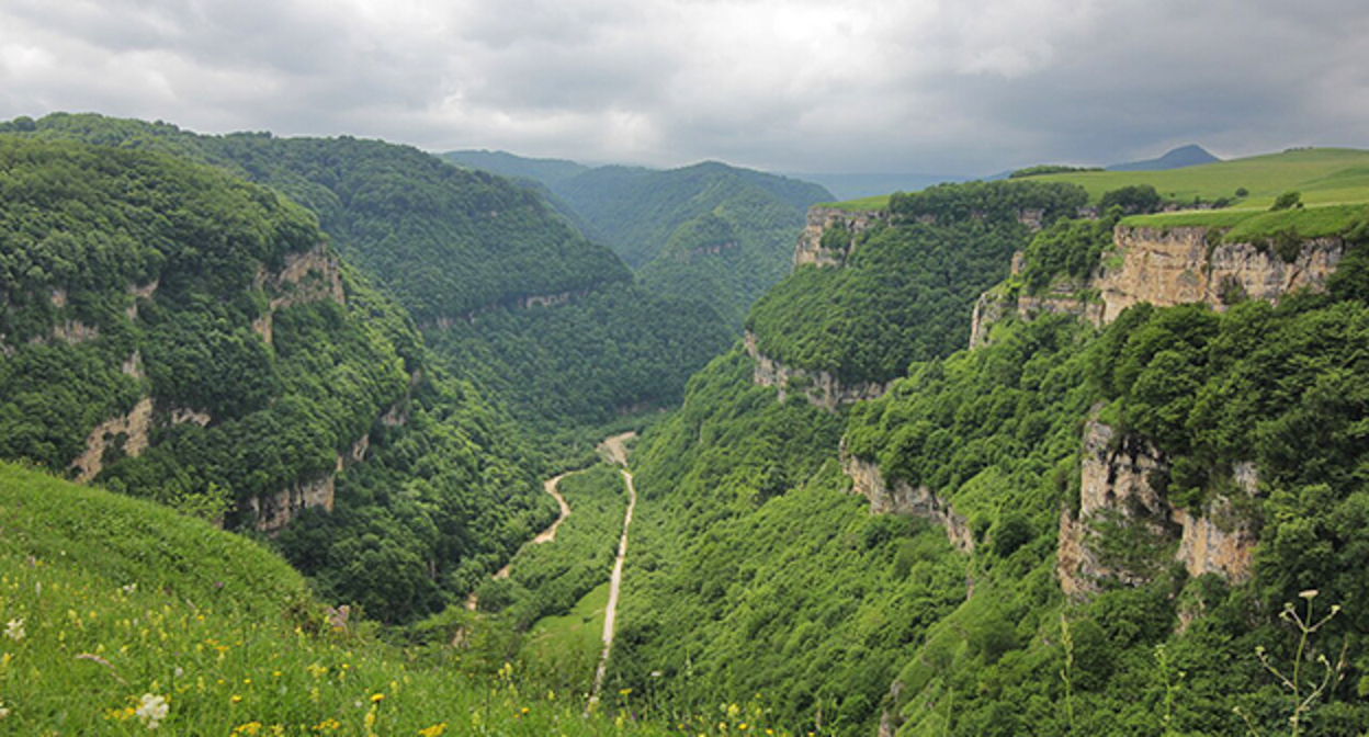Тызыльская теснина, Эльбрусский район в Кабардино-Балкарии. Фото: Олег Мар. https://ru.wikipedia.org/ Тызыльская теснина, Эльбрусский район в Кабардино-Балкарии. Фото: Олег Мар. https://ru.wikipedia.org/