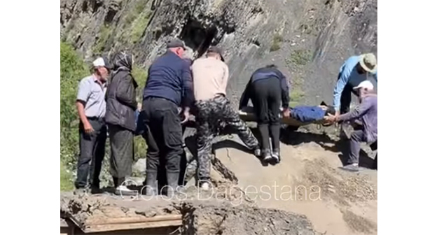 Жители Чародинского района несут больного на руках к врачу. Скриншот видео https://www.instagram.com/reels/DanYVnSM_Rc/