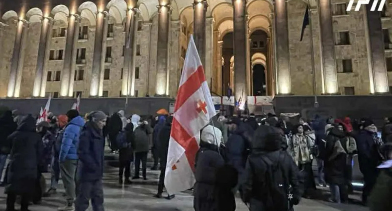 Акция протеста в Тбилиси. Interpressnews/https://www.interpressnews.ge/ka/article/859496-parlamenttan-saprotesto-akcia-mimdinareobs