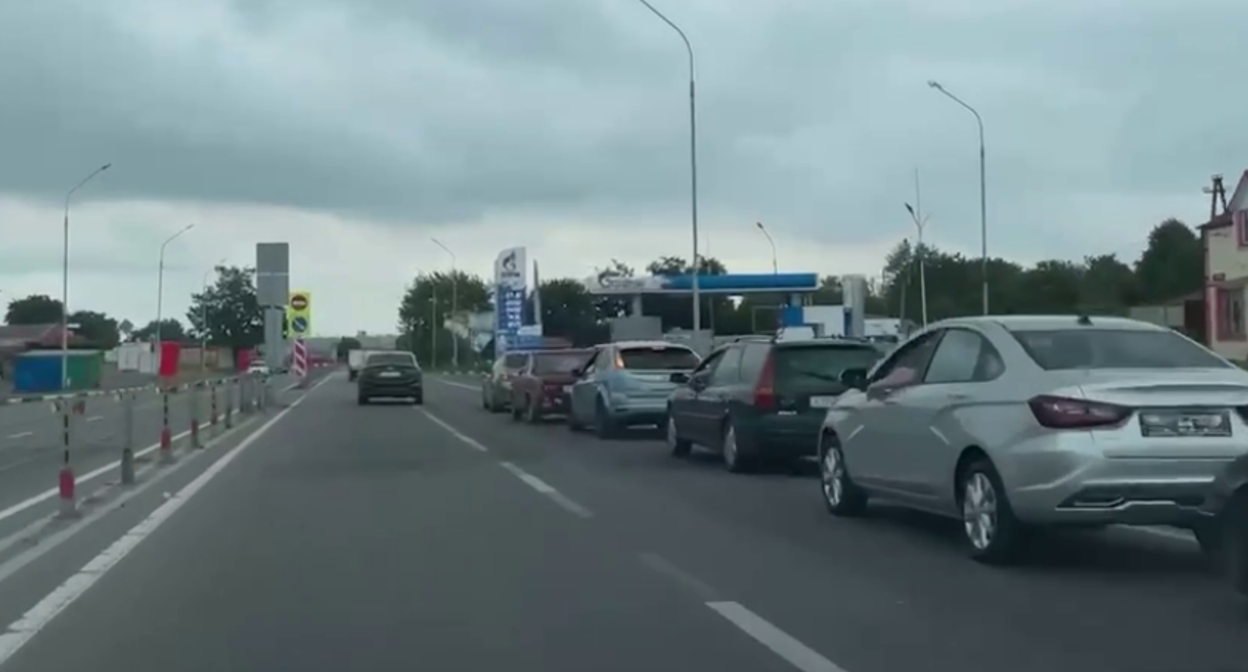Очередь за бензином в Гизели, Северная Осетия. Стоп-кадр видео "Сапа" https://t.me/sapa_15/10037?single. Очередь за бензином в Гизели, Северная Осетия. Стоп-кадр видео "Сапа" https://t.me/sapa_15/10037?single.