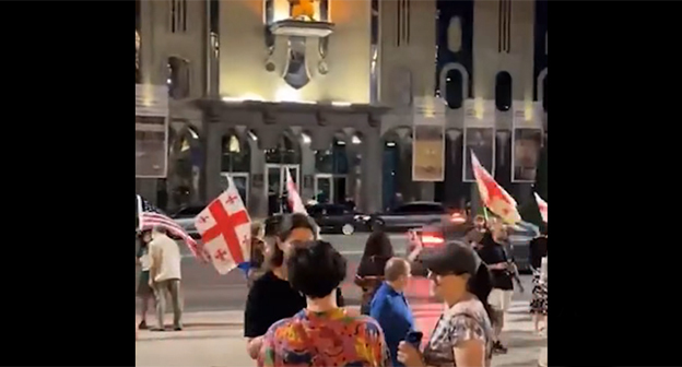 Участники акции протеста в Тбилиси 14.07.2026 г. Кадр из видео на странице https://www.facebook.com/Mtavarinow (деятельность компании Meta (владеет Facebook, Instagram и WhatsApp) запрещена в России)