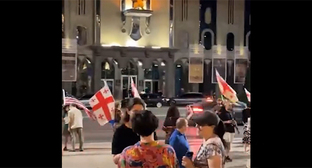Участники акции протеста в Тбилиси 14.07.2026 г. Кадр из видео на странице https://www.facebook.com/Mtavarinow (деятельность компании Meta (владеет Facebook, Instagram и WhatsApp) запрещена в России)