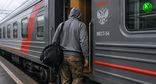 Военный у поезда. Иллюстрация создана «Кавказским узлом» с помощью ИИ в программе Copilot