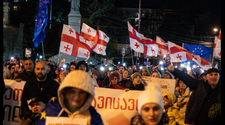 Участники шествия в Тбилиси. Скриншот публикации https://www.facebook.com/photo/?fbid=1723946605671549&set=pcb.1723946732338203 (деятельность компании Meta, владеющей соцсетью, запрещена в России). Участники шествия в Тбилиси. Скриншот публикации https://www.facebook.com/photo/?fbid=1723946605671549&set=pcb.1723946732338203 (деятельность компании Meta, владеющей соцсетью, запрещена в России).