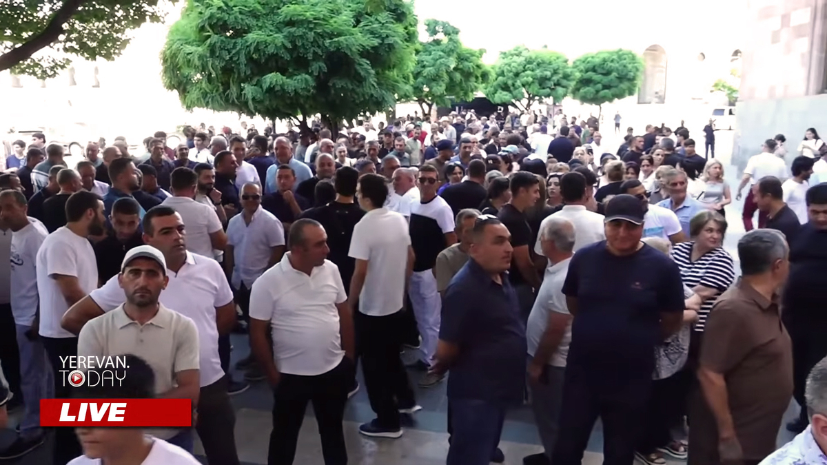 Армянские рыбоводы на акции протеста в Ереване. Кадр из видео https://www.youtube.com/watch?v=d0pEGg0-RN8&t=2505s Армянские рыбоводы на акции протеста в Ереване. Кадр из видео https://www.youtube.com/watch?v=d0pEGg0-RN8&t=2505s
