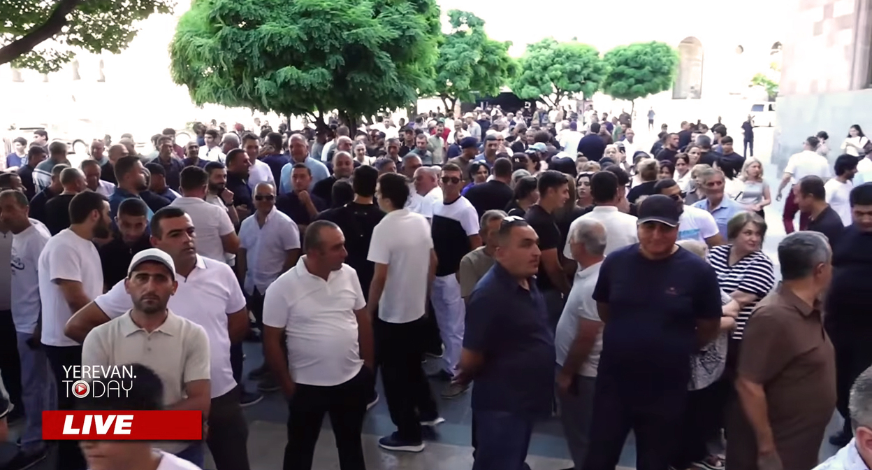 Армянские рыбоводы на акции протеста в Ереване. Кадр из видео https://www.youtube.com/watch?v=d0pEGg0-RN8&t=2505s Армянские рыбоводы на акции протеста в Ереване. Кадр из видео https://www.youtube.com/watch?v=d0pEGg0-RN8&t=2505s