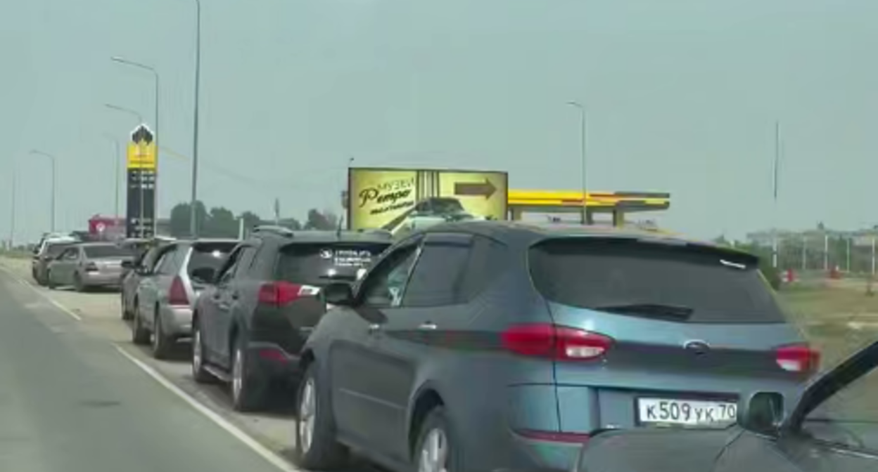 Очередь на АЗС. Стоп-кадр видео Краснодар/Телетайп от 22.07.26, https://t.me/tipichkras/81260
