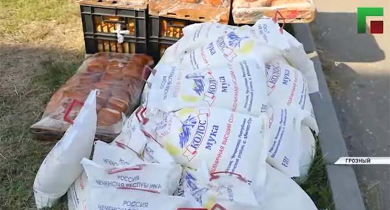 Мешки с мукой. Кадр из видео https://www.instagram.com/p/DbVxNZ6ReRE (деятельность компании Meta (владеет Facebook, Instagram и WhatsApp) запрещена в России)