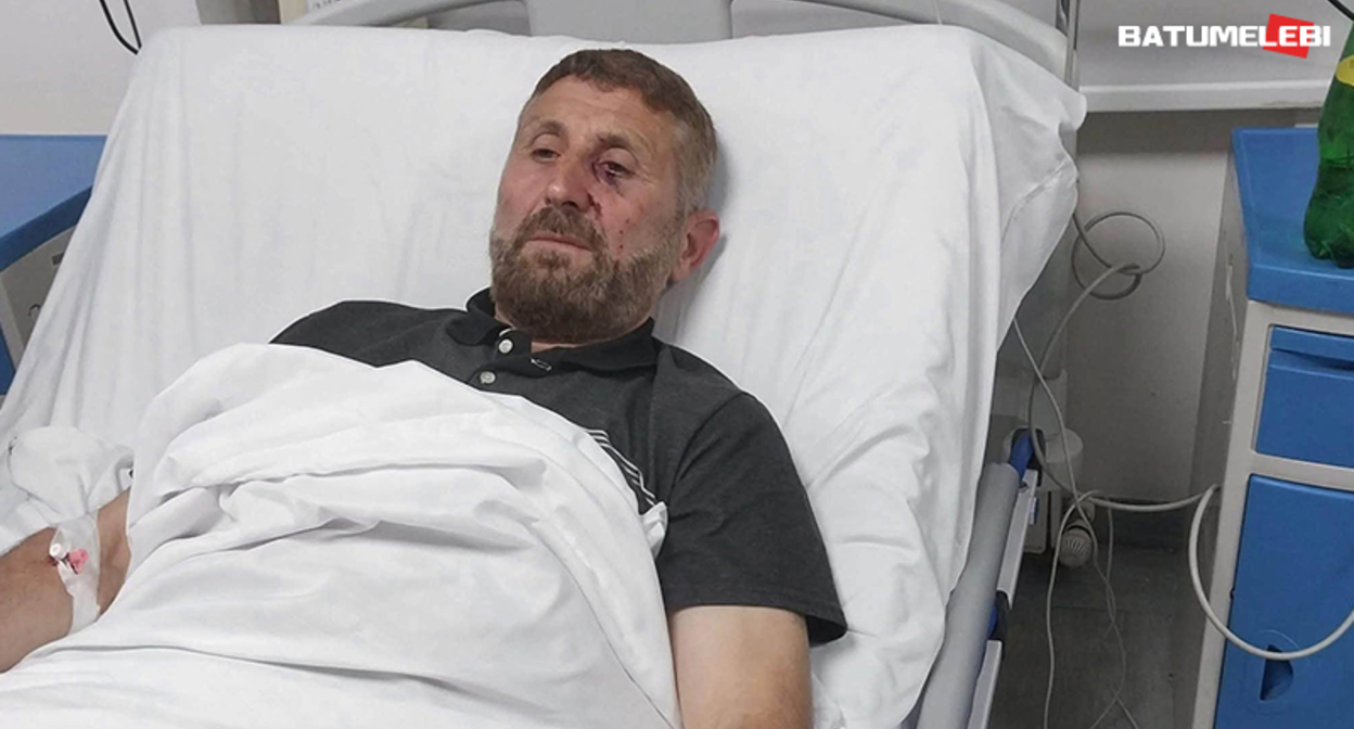В Ахалцихе во дворе дома своего отца был избит имам местной мечети Шевкет Двалидзе. Фото: Батумелеби / https://batumelebi.netgazeti.ge/news/629810/ В Ахалцихе во дворе дома своего отца был избит имам местной мечети Шевкет Двалидзе. Фото: Батумелеби / https://batumelebi.netgazeti.ge/news/629810/