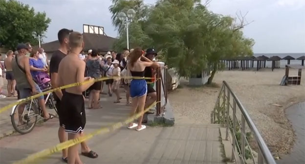 Обстановка на пляже в Архипо-Осиповке. 3 августа 2026 г. Скриншот видео https://rg.ru/2026/08/03/reg-ufo/ochevidcy-rasskazali-rg-novye-podrobnosti-ob-atake-dronov-na-pliazh-v-arhipo-osipovke.html Обстановка на пляже в Архипо-Осиповке. 3 августа 2026 г. Скриншот видео https://rg.ru/2026/08/03/reg-ufo/ochevidcy-rasskazali-rg-novye-podrobnosti-ob-atake-dronov-na-pliazh-v-arhipo-osipovke.html