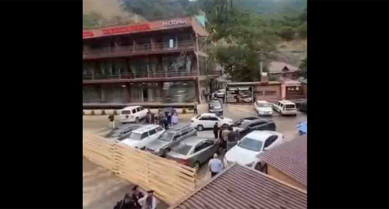 Забор у Ханагского водопада. Скриншот с видео телеграм-канала "Голос Дагестана" https://t.me/golosdagestana05/15367