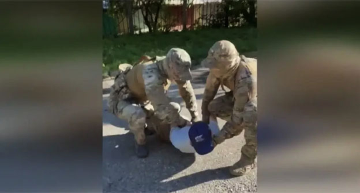 Задержание жителя Санкт-Петербурга, планировавшего поджечь цистерны с топливом на железной дороге. 14 августа 2026 г. Скриншот видео УФСБ России по Ставропольскому краю Задержание жителя Санкт-Петербурга, планировавшего поджечь цистерны с топливом на железной дороге. 14 августа 2026 г. Скриншот видео УФСБ России по Ставропольскому краю