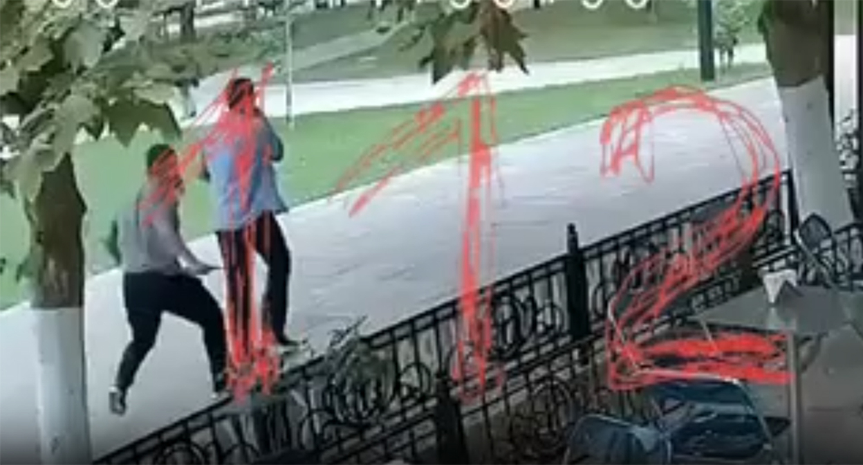 Момент нападения в городском саду Махачкалы. Кадр из видео https://t.me/ENews112/28570