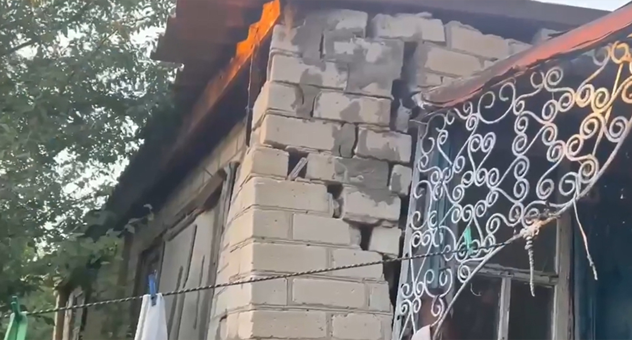 Поврежденный дом в хуторе Приозерный. Кадр из видео https://t.me/tipichkras/82075 Поврежденный дом в хуторе Приозерный. Кадр из видео https://t.me/tipichkras/82075