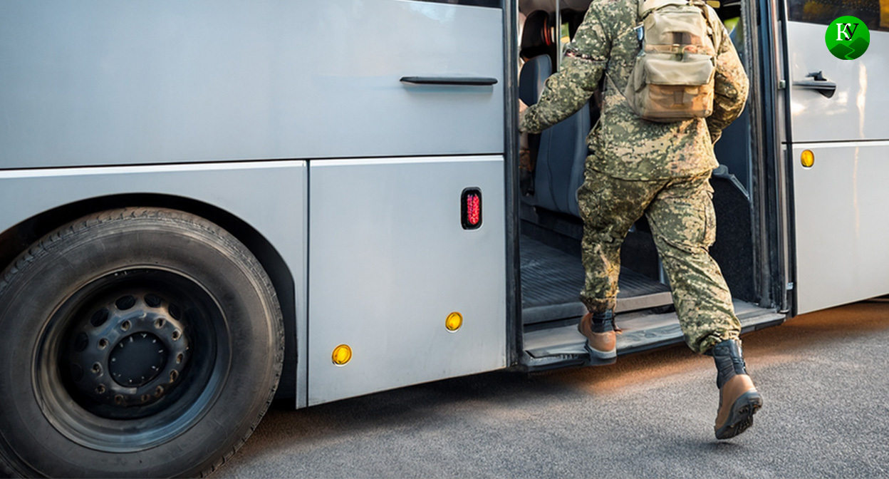 Военный заходит в автобус. Иллюстрация создана «Кавказским узлом» с помощью ИИ в программе Copilot Военный заходит в автобус. Иллюстрация создана «Кавказским узлом» с помощью ИИ в программе Copilot