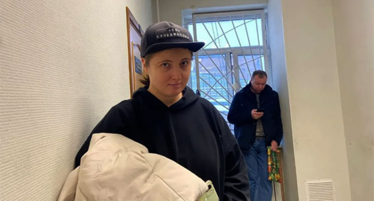 Лена Патяева перед заседанием. Фото: Валерия Шимаковская / MR7 Лена Патяева перед заседанием. Фото: Валерия Шимаковская / MR7