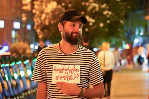 Участник непрерывных протестов в Тбилиси с плакатом: "Абитуриенты, вас обманули?". Фото: MO SE / Facebook Участник непрерывных протестов в Тбилиси с плакатом: "Абитуриенты, вас обманули?". Фото: MO SE / Facebook