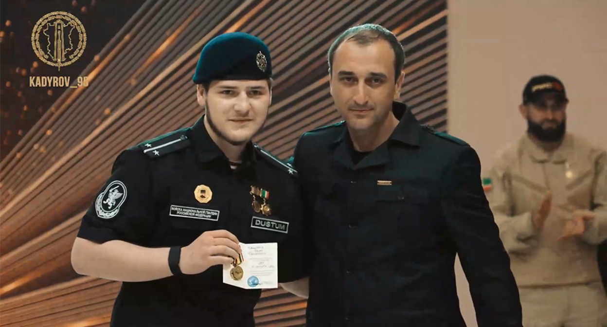 Вручение Адаму Кадырову медали Минобороны Абхазии. Кадр из видео в телеграм-канале Рамзана Кадырова - https://t.me/RKadyrov_95/6855 Вручение Адаму Кадырову медали Минобороны Абхазии. Кадр из видео в телеграм-канале Рамзана Кадырова - https://t.me/RKadyrov_95/6855