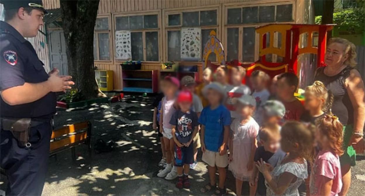 Сочинские первоклассники. Фото: https://kubnews.ru/obshchestvo/2026/08/23/v-sochi-avtoinspektory-gotovyat-budushchikh-pervoklassnikov-k-shkole-/ Сочинские первоклассники. Фото: https://kubnews.ru/obshchestvo/2026/08/23/v-sochi-avtoinspektory-gotovyat-budushchikh-pervoklassnikov-k-shkole-/