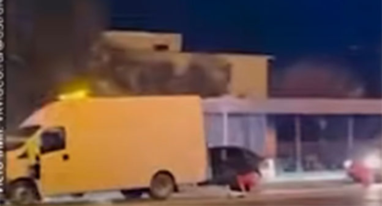 Дорожный рабочий во время намаза в Астрахани. 27 августа 2026 г. Скриншот видео https://t.me/astrakhansu/47017 Дорожный рабочий во время намаза в Астрахани. 27 августа 2026 г. Скриншот видео https://t.me/astrakhansu/47017