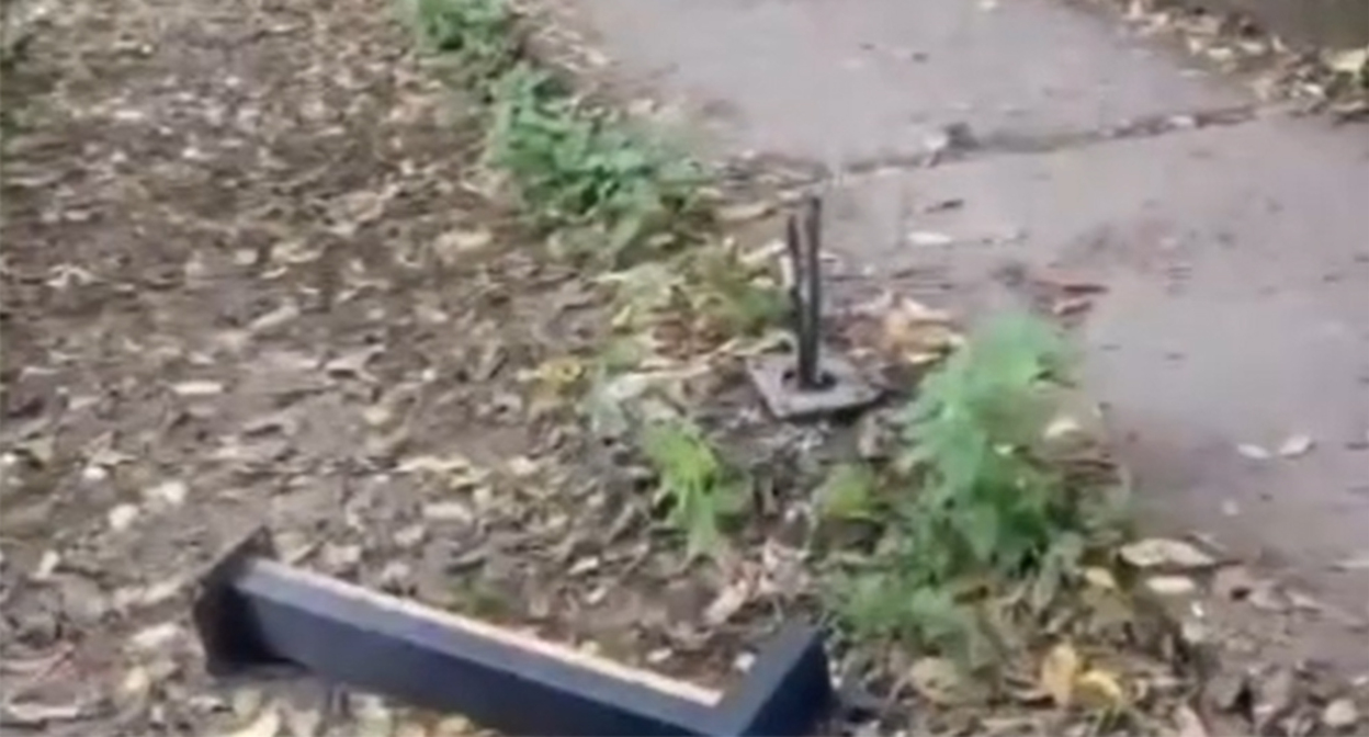 Поврежденный фонарь. Кадр из видео на странице https://www.instagram.com/reels/Dci-PWsNVHc (деятельность компании Meta (владеет Facebook, Instagram и WhatsApp) запрещена в России)