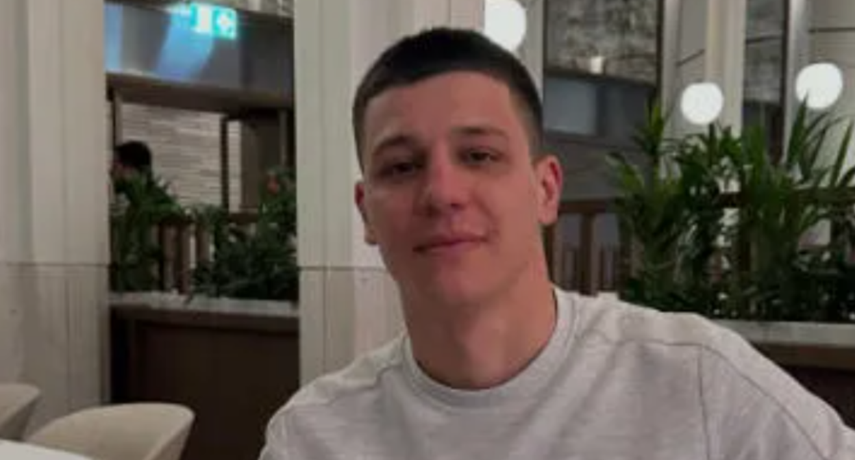 Даур Буава. Скриншот фото "Интерпрессньюс", https://www.interpressnews.ge/ka/article/878444-policiam-apxazi-blogeris-daur-buavas-gardacvalebis-paktze-gamoziebis-parglebshi-narkotikuli-sashualebis-shezena-shenaxvis-braldebit-ori-piri-daakava Даур Буава. Скриншот фото "Интерпрессньюс", https://www.interpressnews.ge/ka/article/878444-policiam-apxazi-blogeris-daur-buavas-gardacvalebis-paktze-gamoziebis-parglebshi-narkotikuli-sashualebis-shezena-shenaxvis-braldebit-ori-piri-daakava