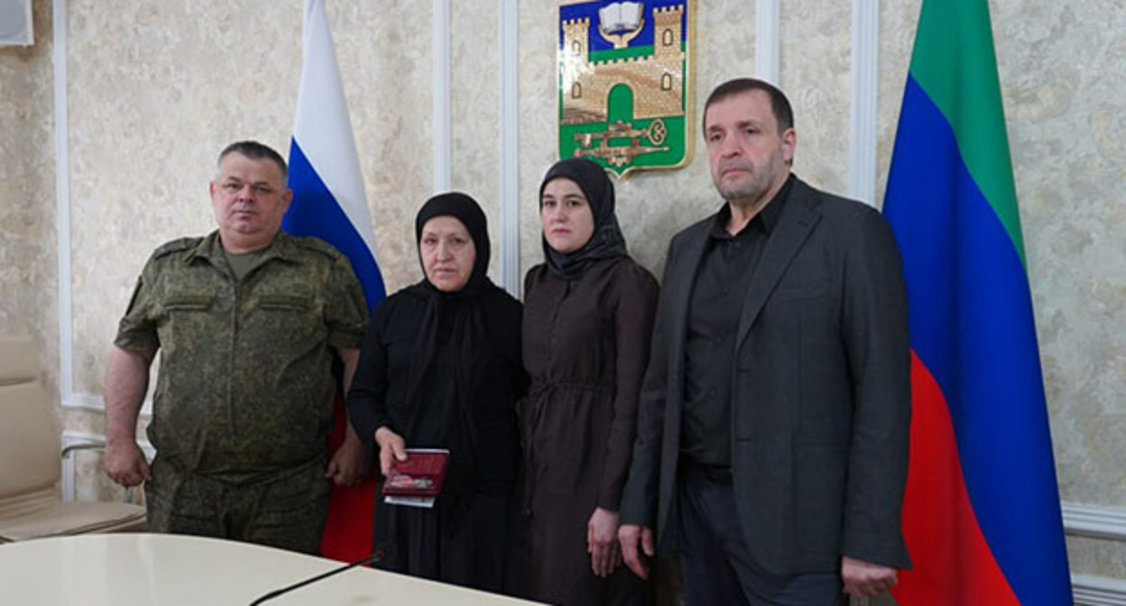 Церемония передачи ордена Мужества семье погибшего участника специальной военной операции Ислама Асулбегова. Июль 2026 г. Фото: Администрация г. Хасавюрт Церемония передачи ордена Мужества семье погибшего участника специальной военной операции Ислама Асулбегова. Июль 2026 г. Фото: Администрация г. Хасавюрт