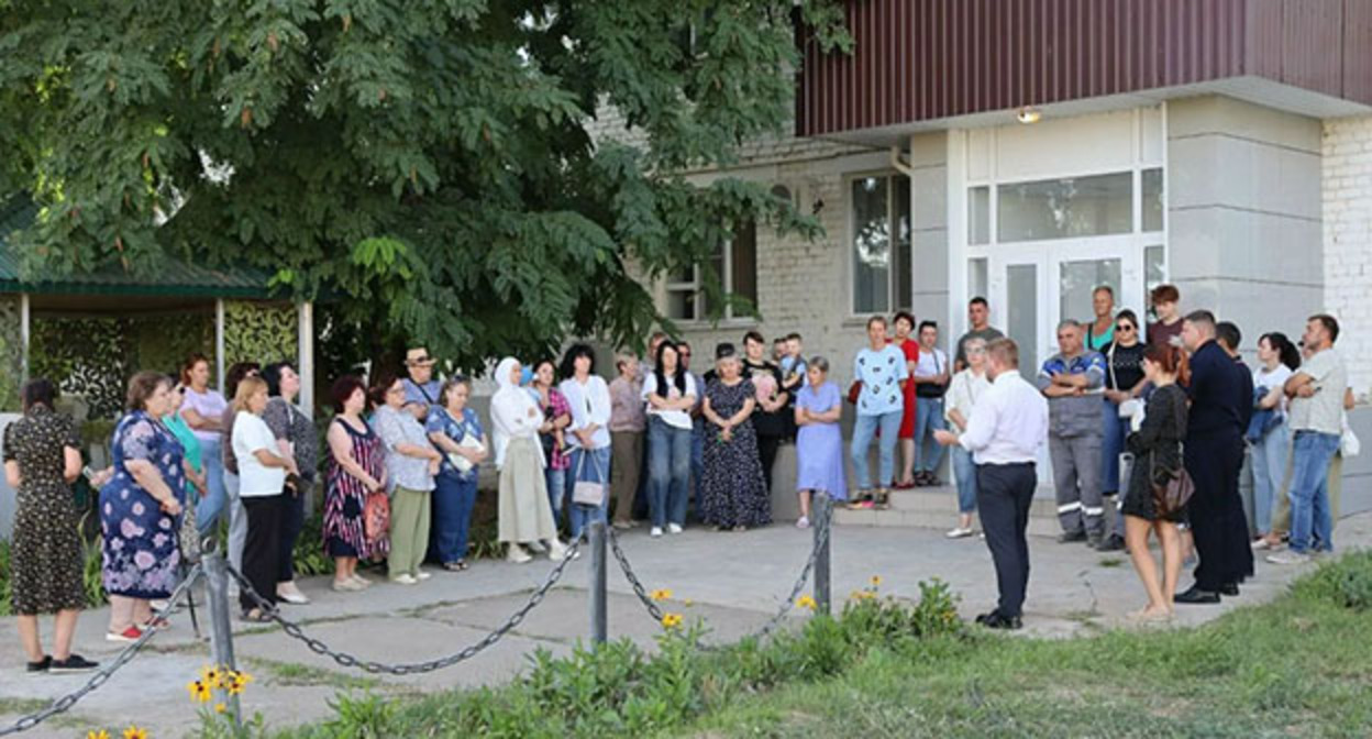 Эвакуированные жители Ахтубинска. 2 сентября 2026 г. Фото: со страницы администрации Ахтубинска во ВКонтакте