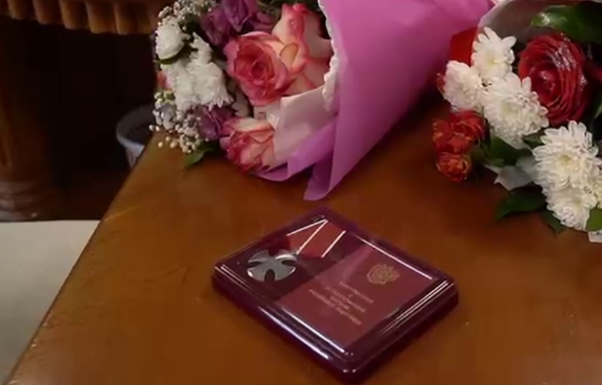 Орден Ирамазана Рабазанова. Стоп-кад видео из Telegram-канала администрации Каякентского района от 03.09.26, https://t.me/kayakentrayon/29731 Орден Ирамазана Рабазанова. Стоп-кад видео из Telegram-канала администрации Каякентского района от 03.09.26, https://t.me/kayakentrayon/29731