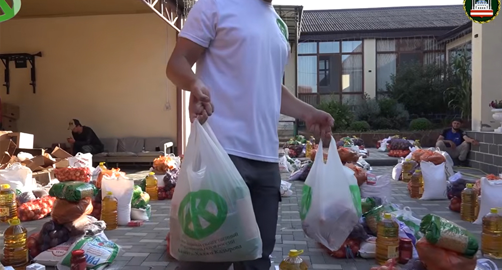 Продуктовая помощь от фонда Кадырова. Кадр из видео в YouTube-канале мэрии Грозного - https://www.youtube.com/watch?v=qVHL7hbVkQ0