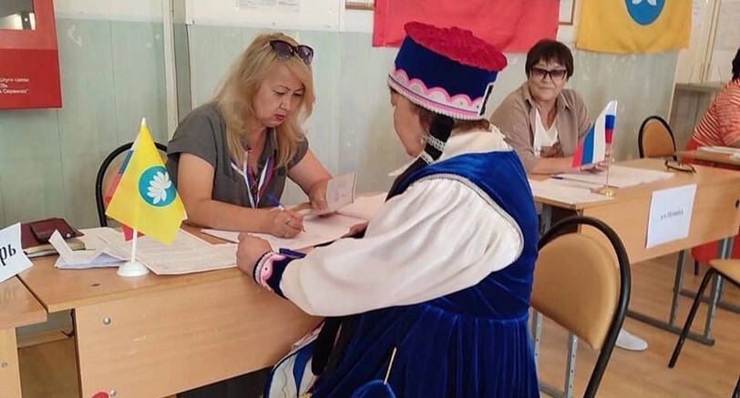Жительница Калмыкии на избирательном участке. Фото: избирком Калмыкии https://vk.com/wall-205355697_981