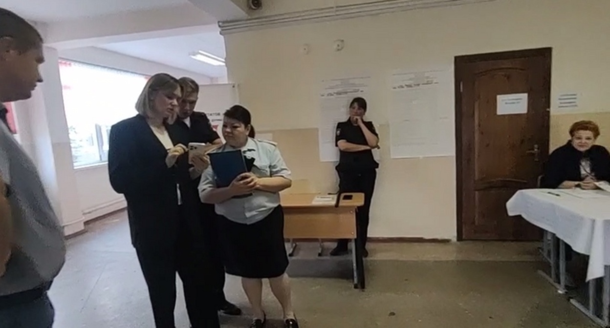 Представители силовой структуры на избирательном участке в Краснодаре. 20 сентября 2026 года. Кадр видео из телеграм-канала "ТИК Западная голосование 2026" https://t.me/tikzapad/94 Представители силовой структуры на избирательном участке в Краснодаре. 20 сентября 2026 года. Кадр видео из телеграм-канала "ТИК Западная голосование 2026" https://t.me/tikzapad/94