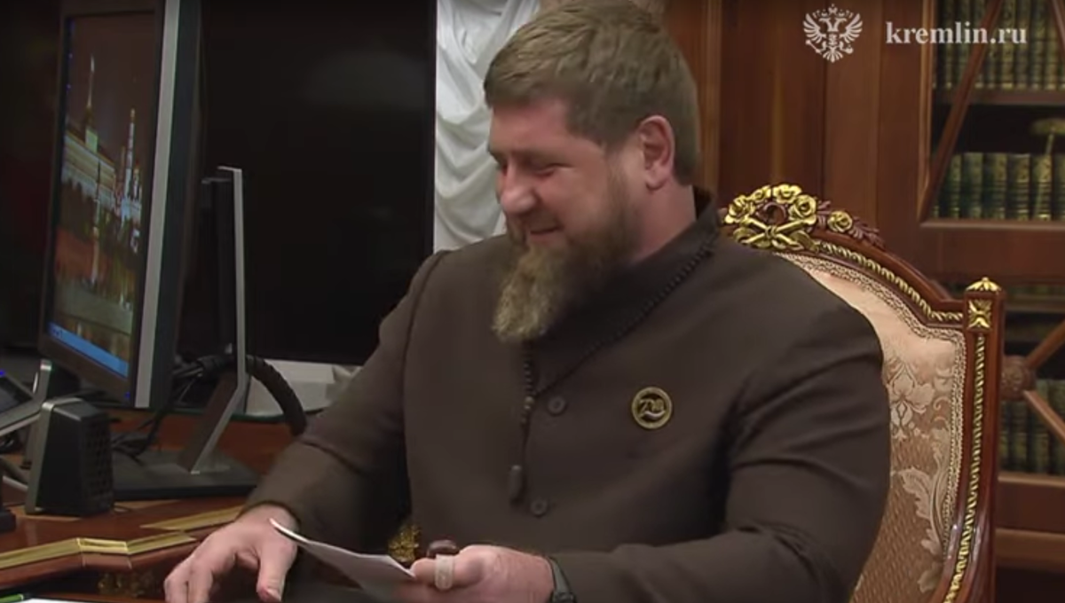 Кадыров на встрече с президентом России. Стоп-кадр видео YouTube-канала AKIpress news, https://www.youtube.com/watch?v=crvY6fuG92U Кадыров на встрече с президентом России. Стоп-кадр видео YouTube-канала AKIpress news, https://www.youtube.com/watch?v=crvY6fuG92U