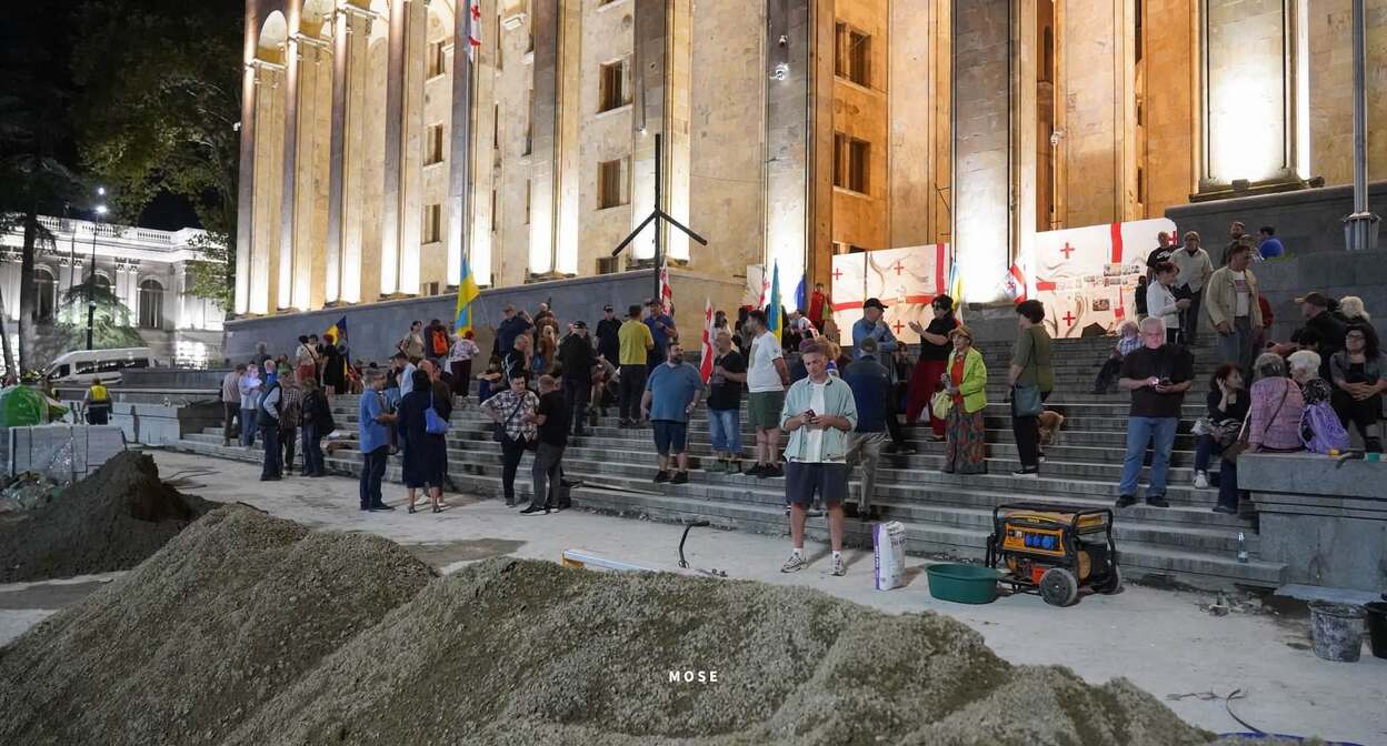 Участники непрерывных акций на Руставели в Тбилиси в 665-й день. Фото: MO SE / Facebook"