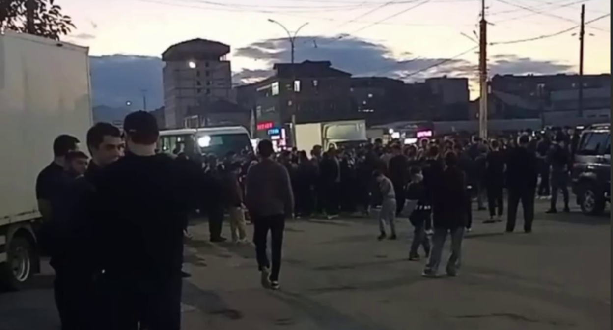 Жители перекрыли движение в Махачкале. Стоп-кадр видео "Спросите у Расула" от 30.09.26, https://t.me/askrasul/71616.
