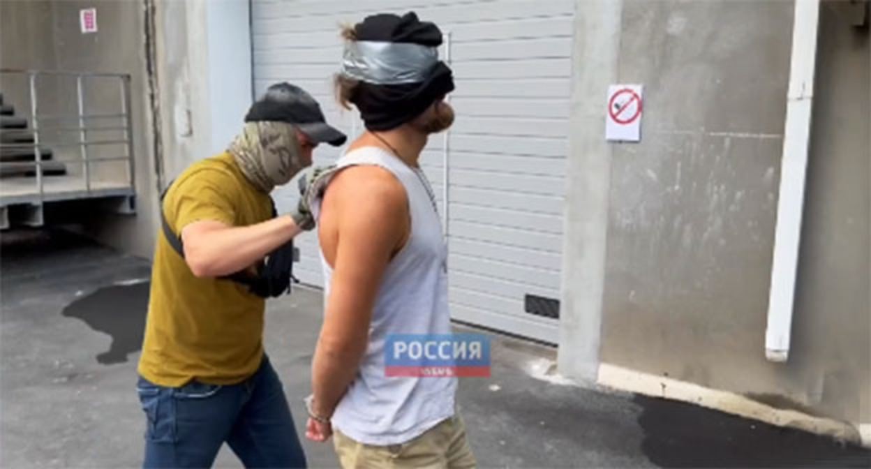 Арест активиста из Туапсе. 1 октября 2026 г. Скриншот видео https://t.me/my_tuapse/39466 Арест активиста из Туапсе. 1 октября 2026 г. Скриншот видео https://t.me/my_tuapse/39466