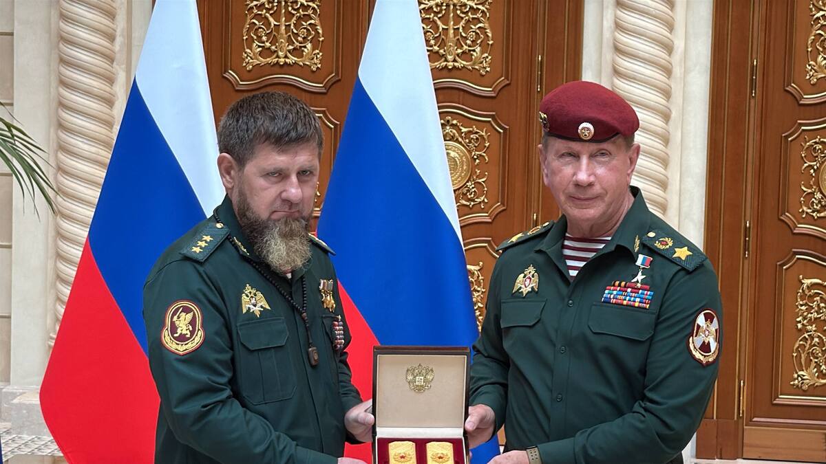 Золотов вручает Кадырову погоны генерала армии. Кадр из видео https://t.me/groznyinform/65947 Золотов вручает Кадырову погоны генерала армии. Кадр из видео https://t.me/groznyinform/65947