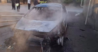 Сгоревший автомобиль директора одной из школ в Баку. Скриншот публикации https://www.facebook.com/MinvalPolitika (деятельность компании Meta (владеет Facebook, Instagram и WhatsApp) запрещена в России)