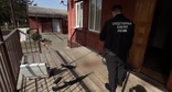 Следователь у дома стрелка в Экажево. Фото: Следком Ингушетии / Telegram