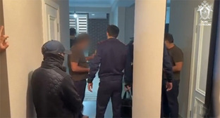 Подозреваемый в превышении полномочий. 14 октября 2026 г. Скриншот видео https://t.me/sledcom_press/32463