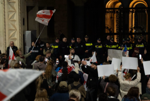 Полиция на шествии в Тбилиси. Скриншот фото Publika от 23.10.26, https://www.facebook.com/photo?fbid=1911157253617149&set=pcb.1911157373617137 (деятельность компании Meta, владеющей соцсетью, запрещена в России)