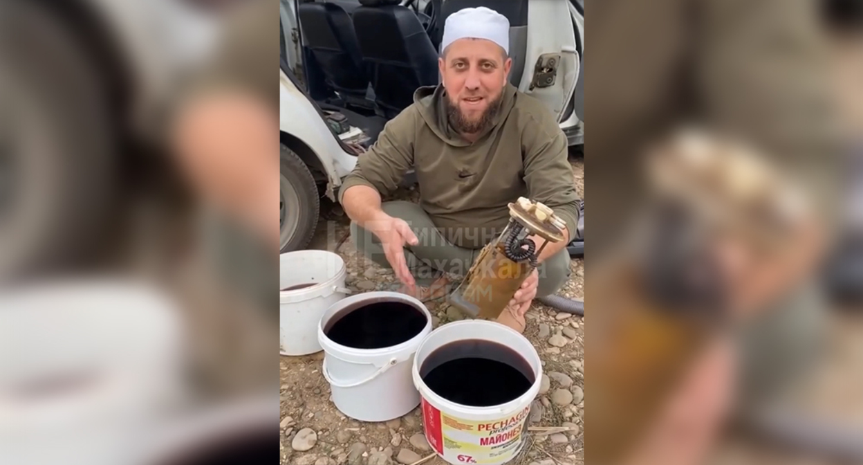 Водитель демонстрирует на видео качество бензина. Кадр из видео https://www.instagram.com/chpdagestana/reel/DeyTz49gYYs (деятельность компании Meta (владеет Facebook, Instagram и WhatsApp) запрещена в России) Водитель демонстрирует на видео качество бензина. Кадр из видео https://www.instagram.com/chpdagestana/reel/DeyTz49gYYs (деятельность компании Meta (владеет Facebook, Instagram и WhatsApp) запрещена в России)