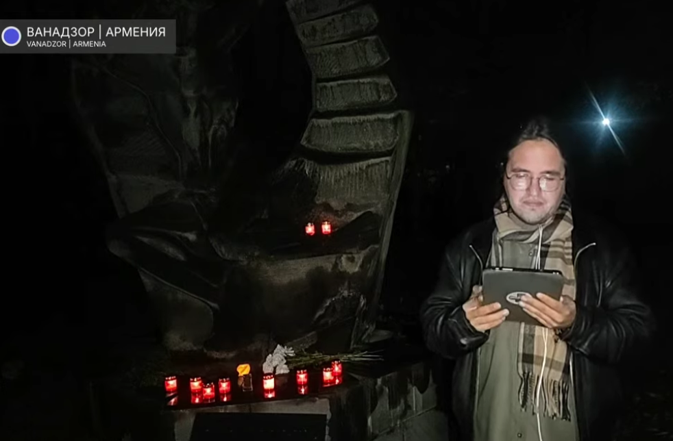Участник акции в Ванадзоре. Стоп-кадр видео от 29.10.26,https://www.youtube.com/live/vWcGjIfoakIю Участник акции в Ванадзоре. Стоп-кадр видео от 29.10.26,https://www.youtube.com/live/vWcGjIfoakIю