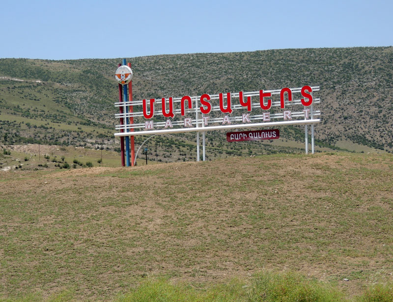 "Мардакерт" - надпись слева от дороги.