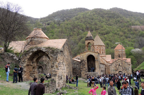 Монастырь Дади. Люди начинают собираться...