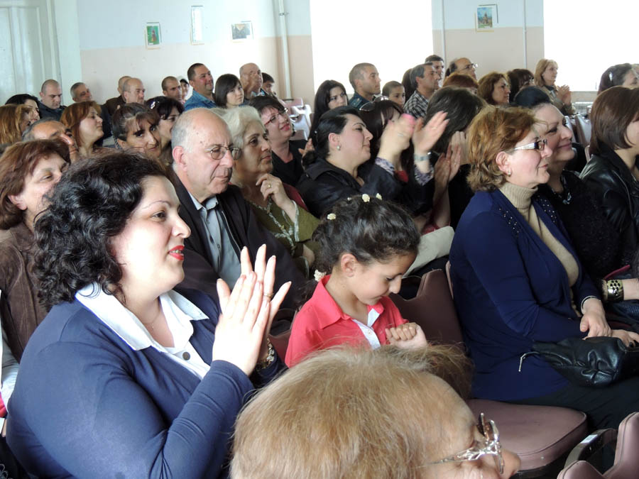 Исполнение песен очень понравилось зрителям, которые аплодировали и подпевали из зала. Исполнение песен очень понравилось зрителям, которые аплодировали и подпевали из зала.